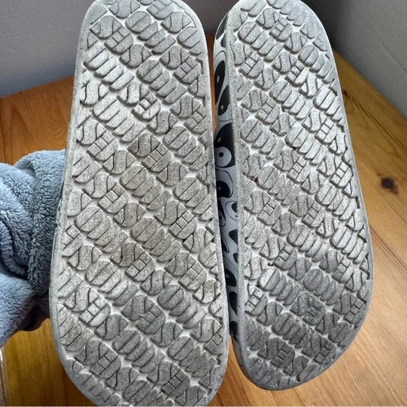 Freedom Moses, Ying, Yang, black and white slides size 4 girls - Picture 4 of 11